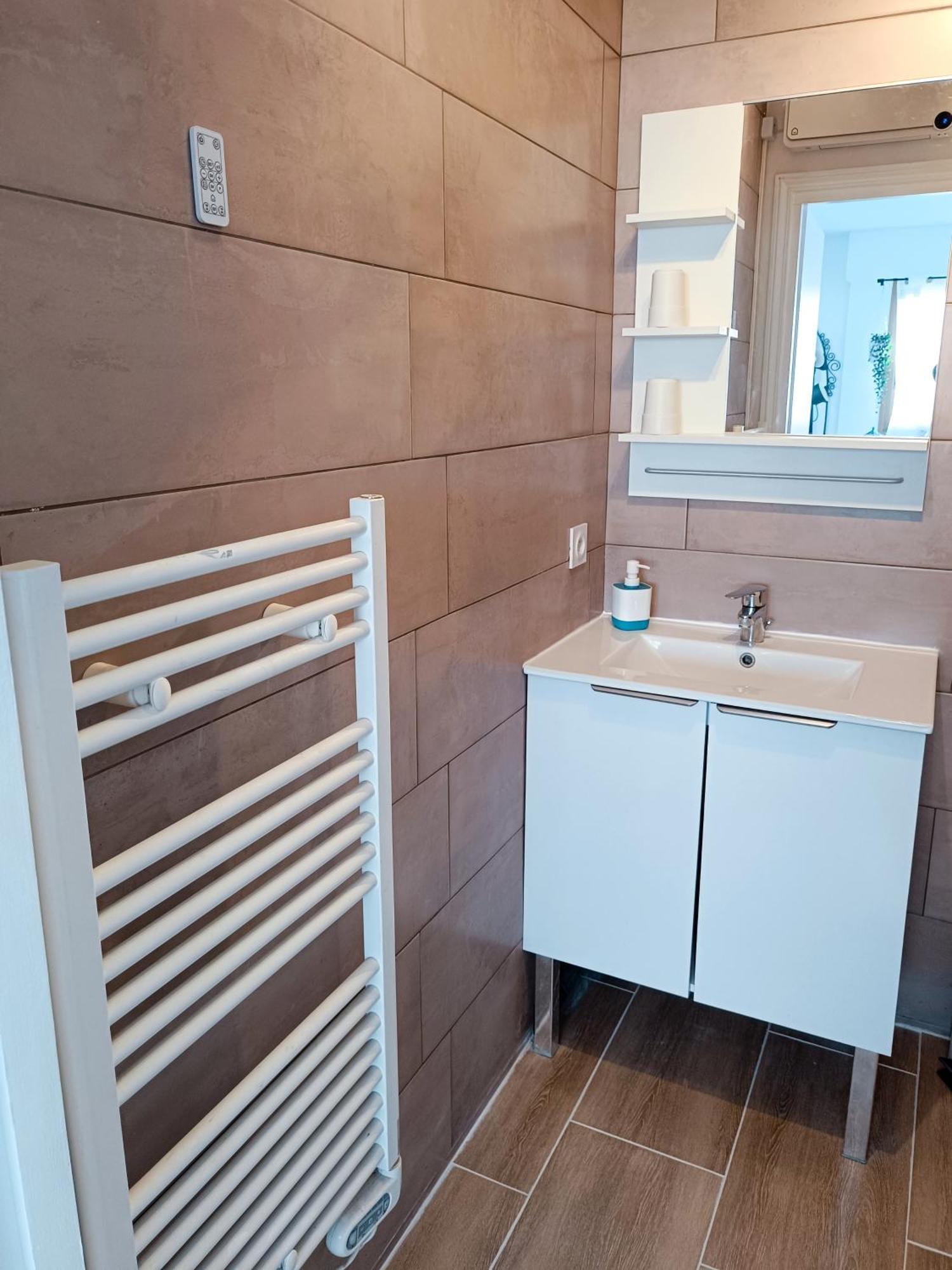2 Pieces Climatise Avec Balcon Dans Le Vieil Antibes, Residence Avec Ascenseur エクステリア 写真